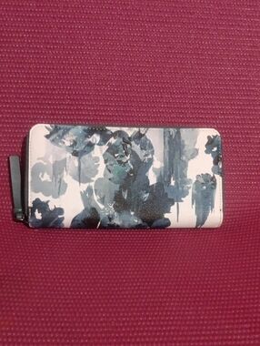 Simply Vera Vera Wang White Wallet with Blue Floral Brushstroke Print
